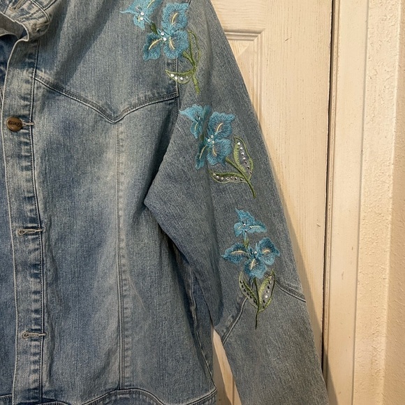 NWOT Sage 56 Embroidered Denim Jacket Turquoise Floral Design on Right Sleeve. - Picture 3 of 10